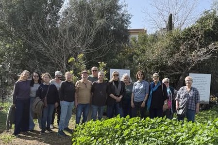 קבוצת מתנדבים ומתנדבות במסגרת התוכנית הפלוס בשישים