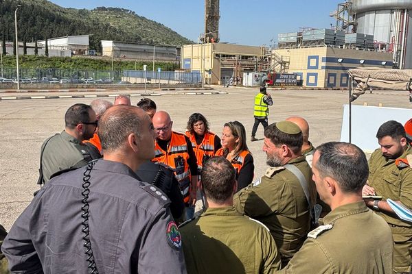ראשת המועצה עם בעלי תפקידים בפיקוד העורף משטרה וכיבוי אש בזמן התרגיל