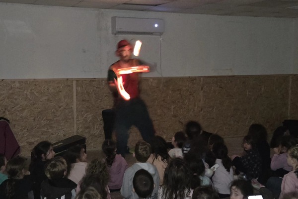 הצגות ילדים.ות ביישובים