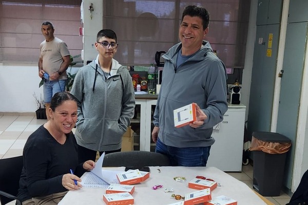 חלוקת השי למשפחות החיילים.ות