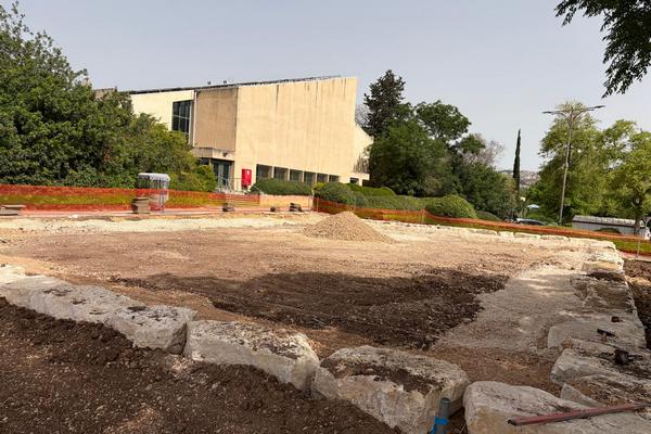 תחילת העבודות לבניית מגרש כדורעף חופים