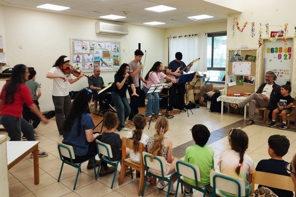 תלמידות ותלמידי מגמת המוזיקה יחד עם ילדים וילדות גני הילדים 