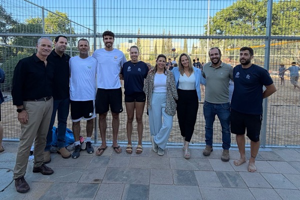 ראשת המועצה בחנוכת מגרש כדורעף החופים החדש עם שותפים לעשייה