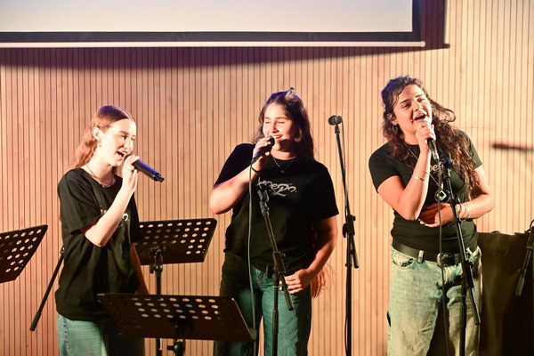 מופע סיום השנה של הרכבי רקשרים- מיזם חברתי- מוזיקלי המחבר בין ילדים, ילדות, בנות ובני נוער עם ובלי מוגבלויות