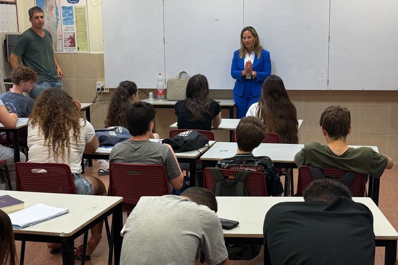 ראשת המועצה בשיח עם תלמידי כיתות ח