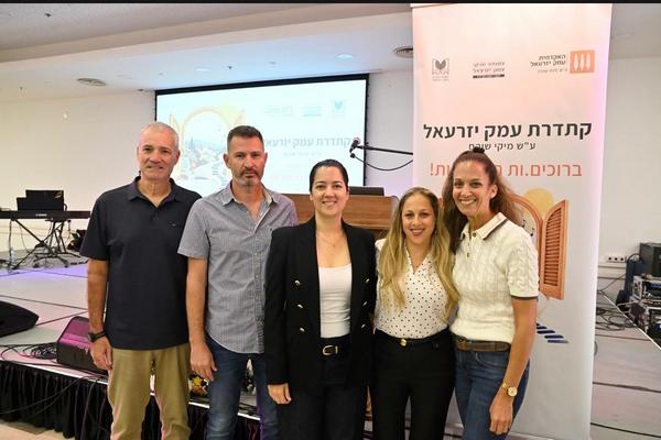 מימין לשאל: נעמה אגוזי - מנהלת קתדרה, ליאת בן משה -מנכלית עמותת ותיקי.ות עמק יזרעאל, שרי לוי - מנכלית המכללה מנשה מלכין - סגן ראשת המועצה ומנכ״ל המועצה בני אברהם